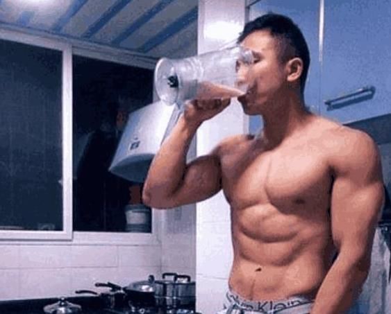 肌肉男|健身后啥都一概不吃,只吃蛋白粉的人,可以练成肌肉男吗