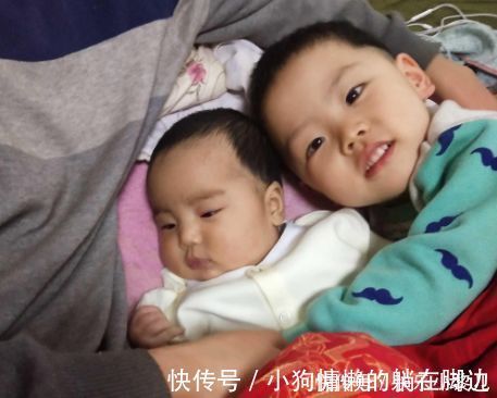 孩子|“暖心”哥哥火了,给妹妹洗脚时突然扎进盆里,满屏都是榴莲味