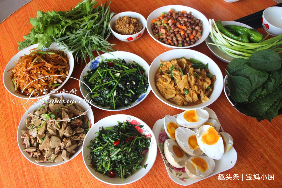 在内蒙吃晚餐，自产自足，顺手一做就摆满桌，比吃大鱼大肉健康