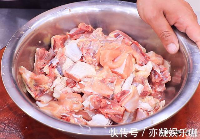 技巧|最简单又好吃的焖扒鸡，鸡块直接上锅蒸，学会腌制技巧，鲜嫩滑口
