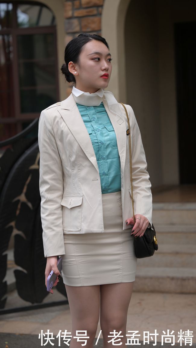 职业女性着装别困惑,两件套西装裙+尖头细跟鞋,穿出高级轻熟风