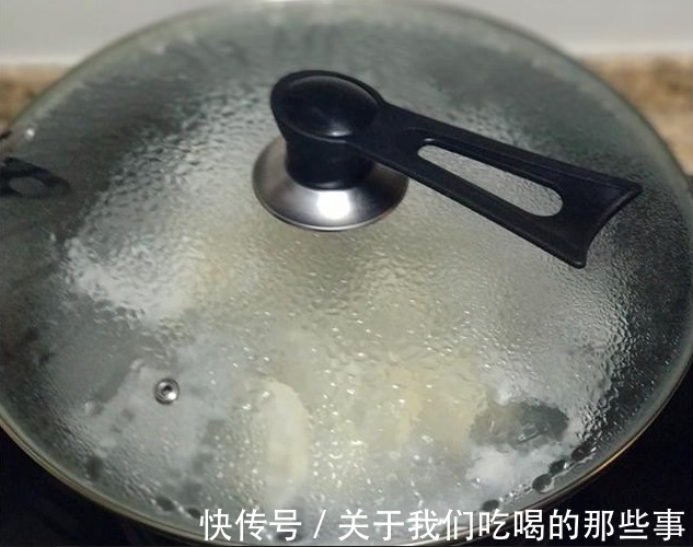 煮饺子时,不盖锅盖和盖锅盖有啥区别?很多人不懂,难怪破皮露馅