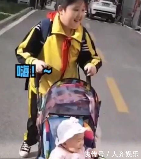 二胎家庭|小男孩路上“遛妹妹”,逢人就炫耀自己有妹妹,爸妈哭笑不得