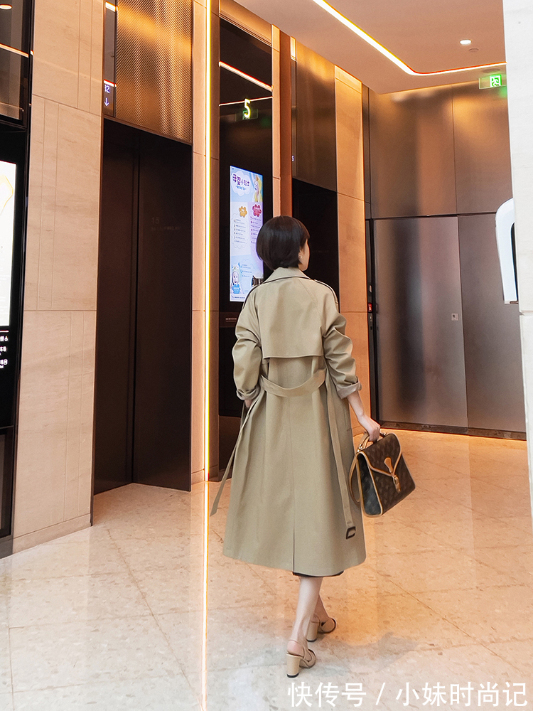 牛仔裤|38岁女性怎么穿风衣才洋气?搭配上蓝色衬衫和牛仔裤,高级又减龄