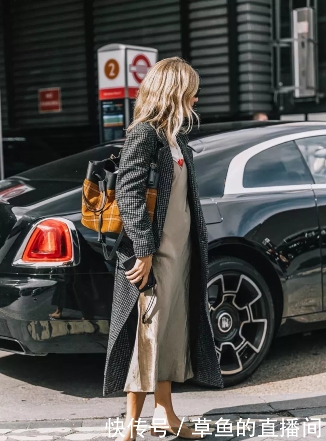 风衣下面不一定穿裤子,今年流行这样穿,显高又时髦,拯救小个子