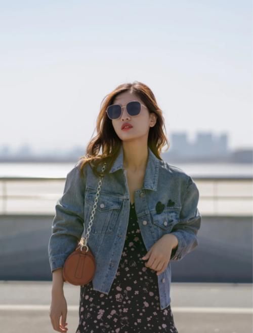 春季没有一件“牛仔装”可惜了，配裙子年轻不说还时髦，潮人都爱