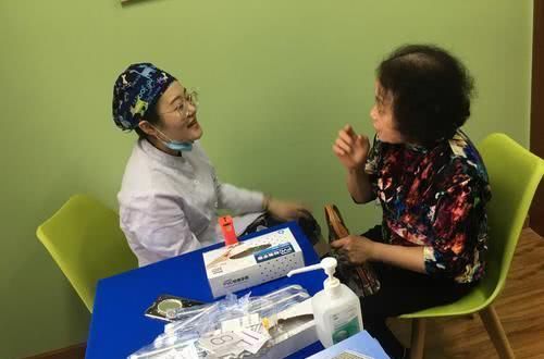 为什么上岁数的人都容易口臭？儿女别嫌弃，按照3种办法就能改善