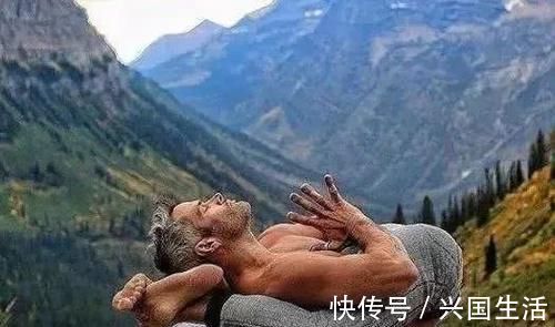 左腿|男生练瑜伽更绝,美的令人不想眨眼,像是流落凡间的美男子