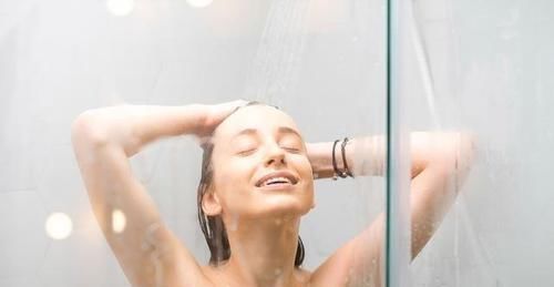 天渐渐冷了,洗太勤也不利于健康,那多长时间洗一次澡对身体才好