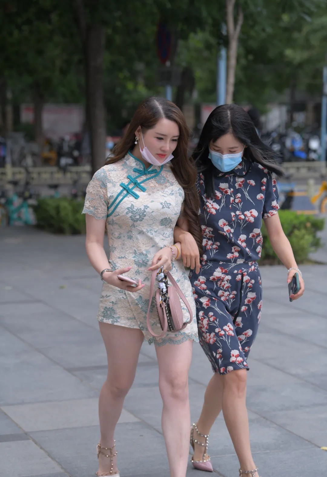 时尚 穿碎花裙的时尚女生