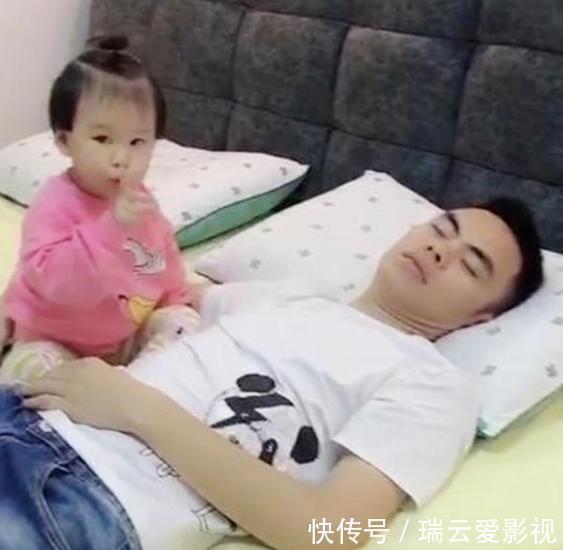 丈夫|“最懒爸爸”火了,用电风扇喂儿子吃西瓜!网友:不当科学家可惜