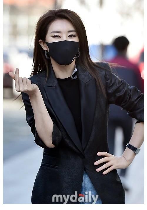 「MD PHOTO」 韩国女歌手金完宣出演《两点出逃》节目