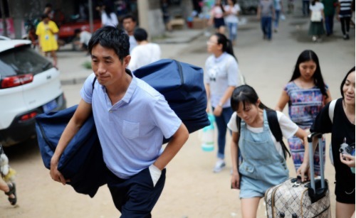 家长|家长担心上大学的孩子,孩子同样也担心着家长,网友:还真有道理