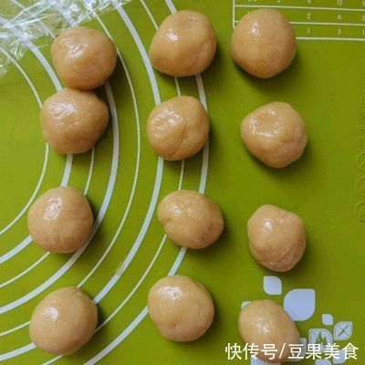 中筋面粉|厨娘教你一招巧做广式五仁月饼～螃蟹造型