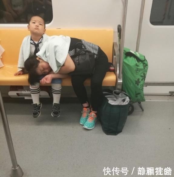 弟弟|“地铁最美姐姐”怀抱弟弟睡觉走红网络,网友:又骗我生二胎!