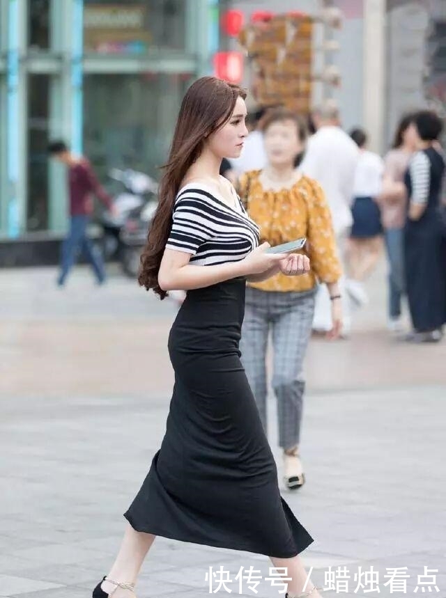 好身材|街拍: 包臀裙挡不住丰腴的好身材