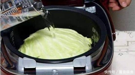 出锅|美女把整颗包菜扔进锅里煮,出锅那一刹,所有人都傻眼了!