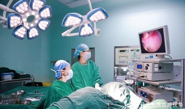 产妇剖腹产时顺便“抽脂”了，生娃后立马变瘦，真是“双喜临门”