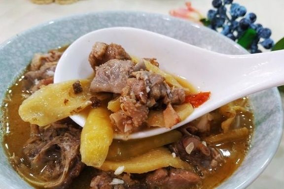 粗茶淡饭|炖鸭子时,别再焯水去腥了!学会这1妙招,鸭肉不腥还鲜味足