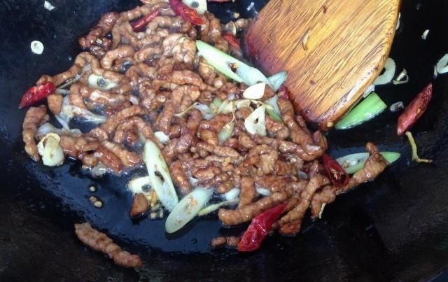 炒青椒肉丝前做好这一步,肉丝嫩滑入味不粘锅,炒出来更好吃