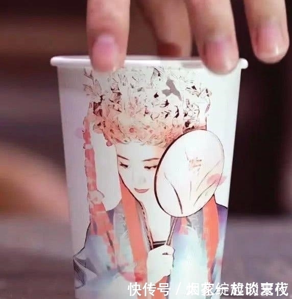 纸杯#美术生在纸杯上画赵丽颖，本以为没什么特别，倒上水后网友给跪了