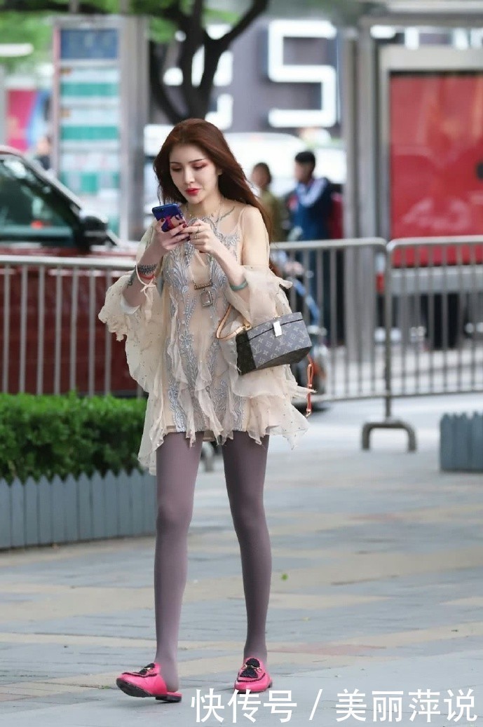 美女街拍怕穿丝袜太冷,直接拿出“秋裤”,肯定会“捂出汗”