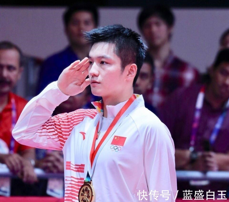 大赛|周启豪输19岁小将一轮游,樊振东接受三对一指导,世乒赛压力大!