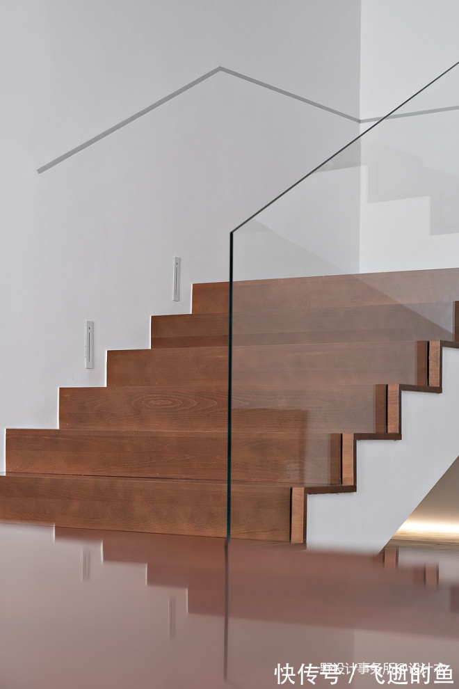楼梯间|看400平米豪华别墅如何装修现代简约风