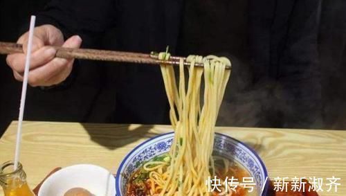 浩浩|孩子生气打翻面条,服务员想收拾被制止,奶奶说的话让人肃然起敬