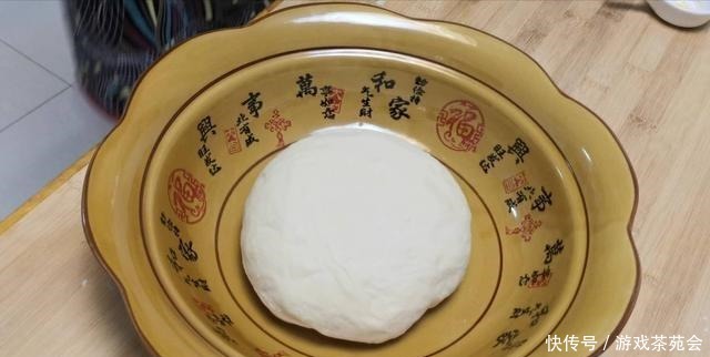 爱吃发面烙饼的收藏了,试试这样做,非常好吃,我家一周吃好几次!