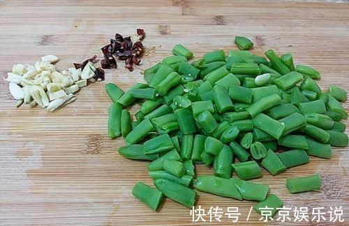 通便|冬天此菜多吃些,钙是鸡肉7倍多,通便降糖护心,和肉一起炒,下饭