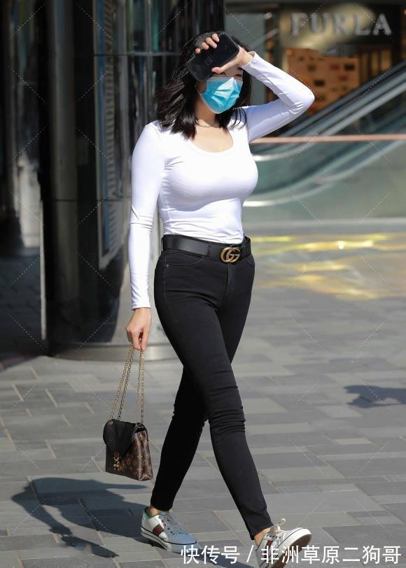 微胖型 微胖的身材,白色打底衫配黑色牛仔裤,轻松的穿出靓丽又显瘦的美