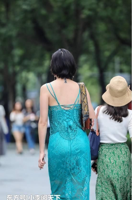 贵妇品位够时尚,穿“翡翠瓷”连衣裙逛街,远看还以为是“花瓶”