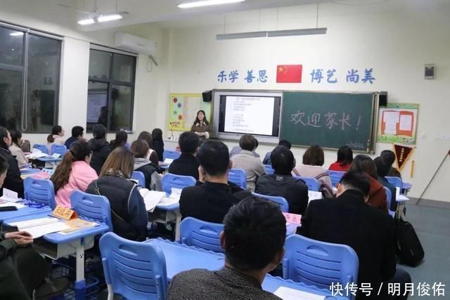 衣服|妈妈穿新衣被老师请出家长会,看清上面的字,网友:没文化真可怕