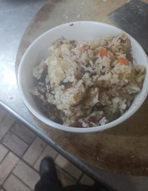 铁锅洋芋饭好吃根本停不下来都吃高兴了