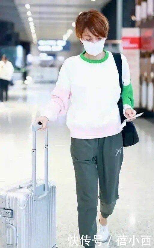 围巾|马伊琍的机场穿搭才叫时髦,一身撞色混搭超减龄,紫色围巾显气质