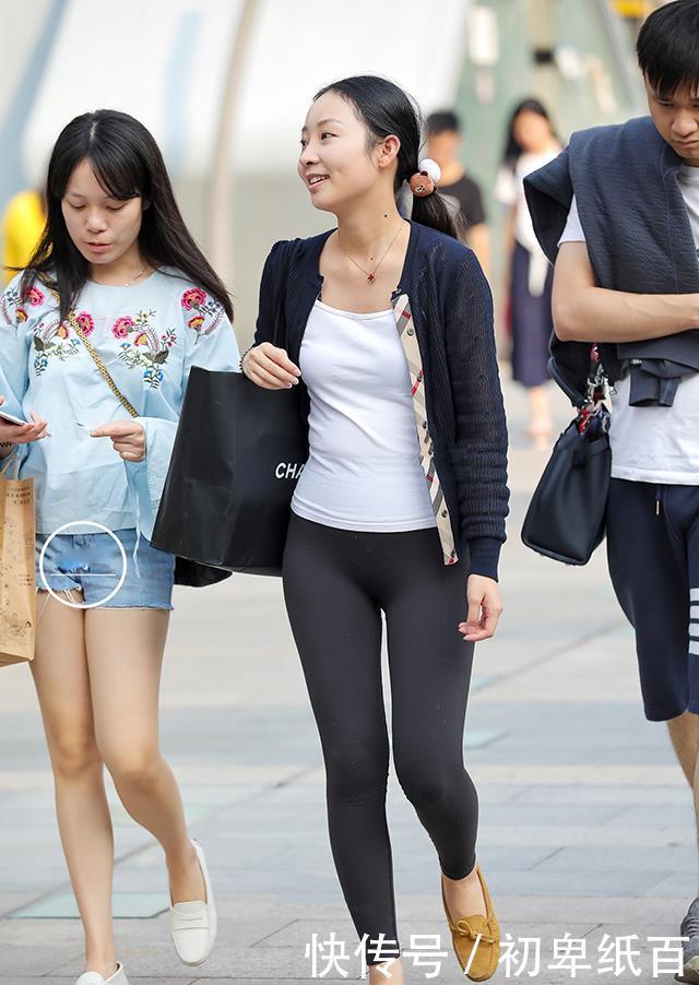 街拍打底裤小姐姐的搭配魅力动人,展现现代女性都市感
