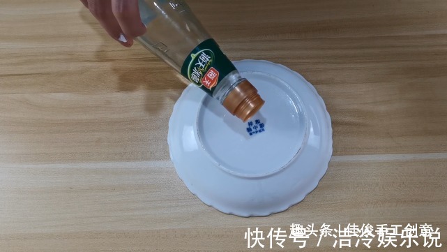 在菜刀上抹点牙膏真实用,解决了生活中的烦恼,省钱又实用,学学