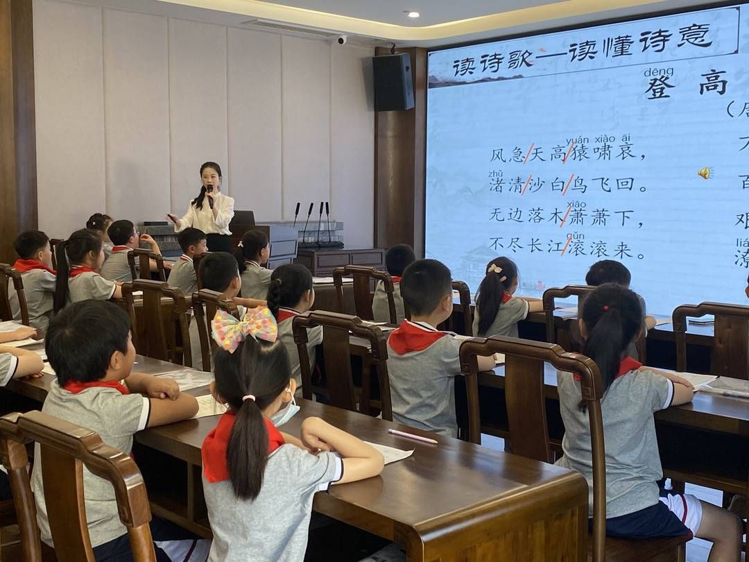 刘皓洋|跨学段融通教研 成都大中小学老师齐聚杜甫草堂同讲《登高》