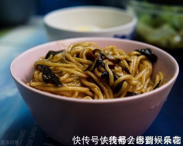 制作葱油拌面，葱油至关重要，牢记3个技巧，拌面劲道爽滑又干香