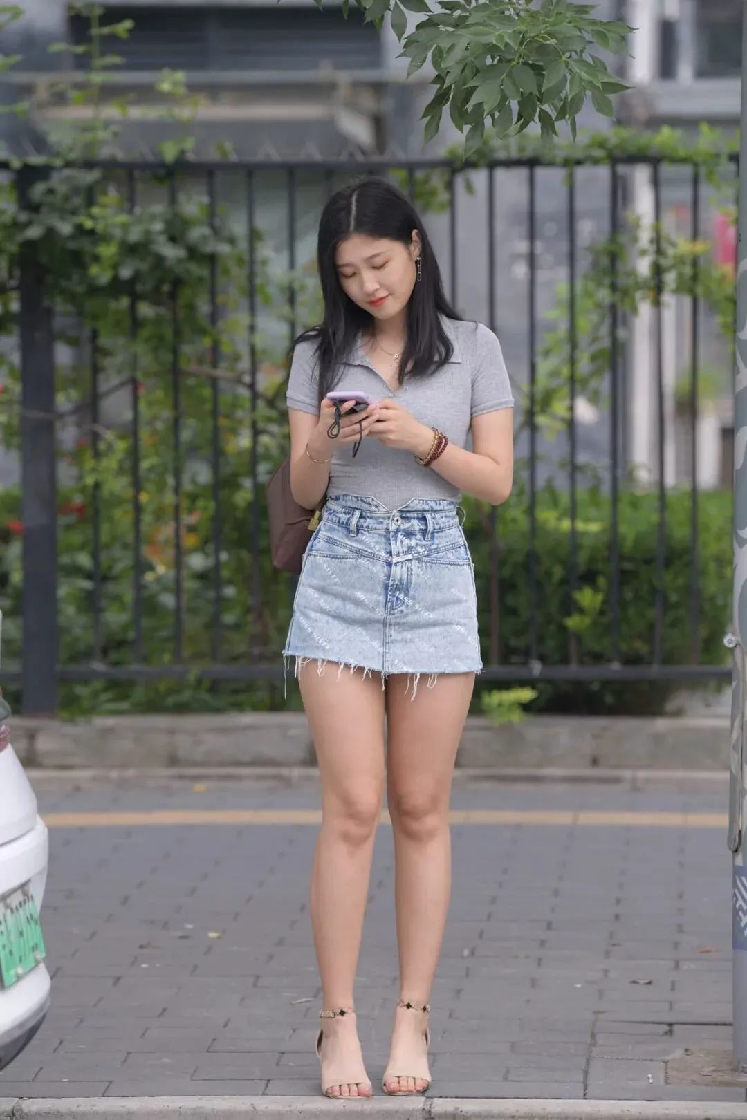 绒裤 牛仔裙高跟鞋,搭配灰色T恤,时尚减龄