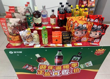 堆头|“回归线下理性消费”再添新例证：便利蜂大促上红布堆头揽客