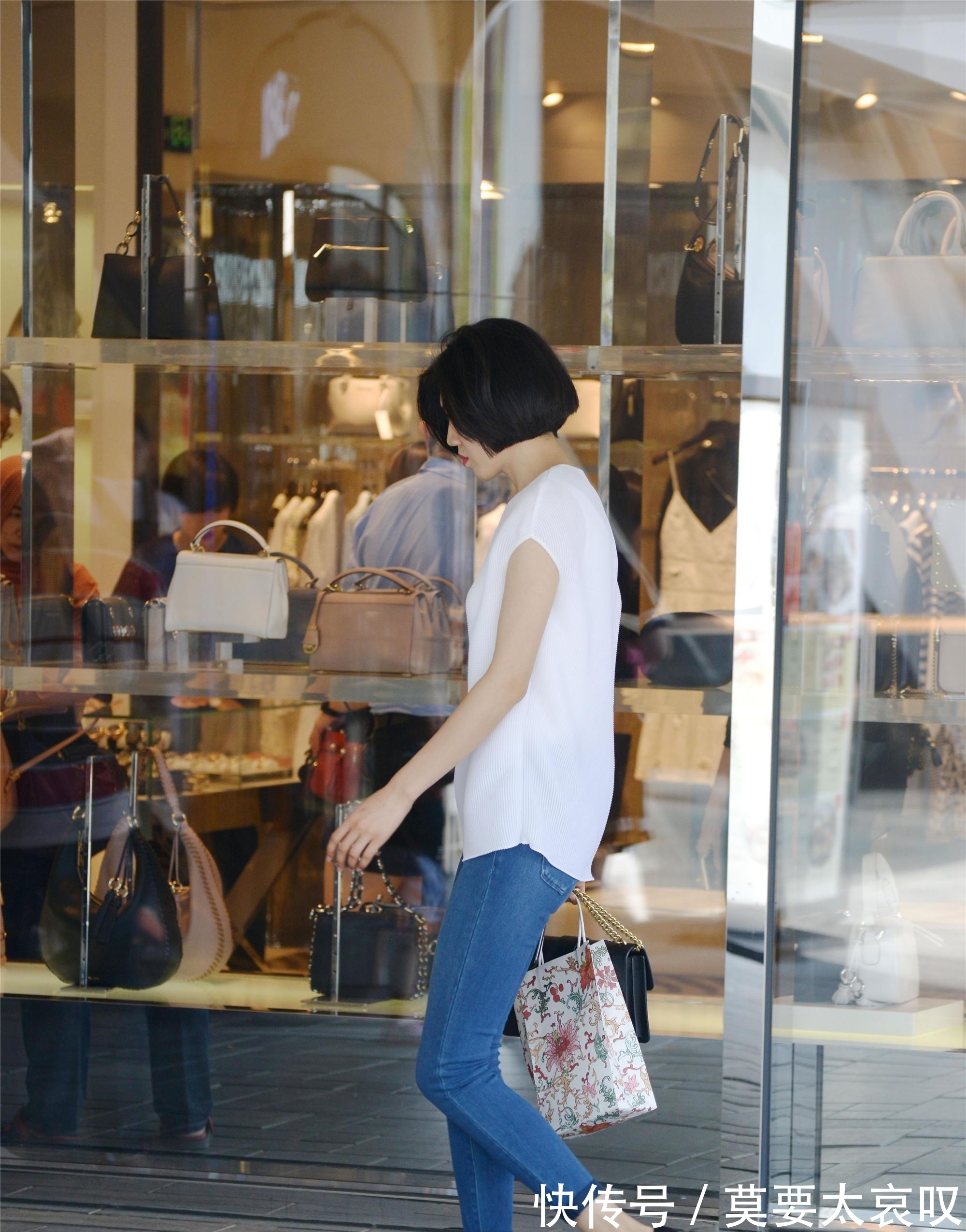 细高跟 蓝色修身牛仔短裤，搭配尖头细高跟单鞋，高挑显身材又有气质