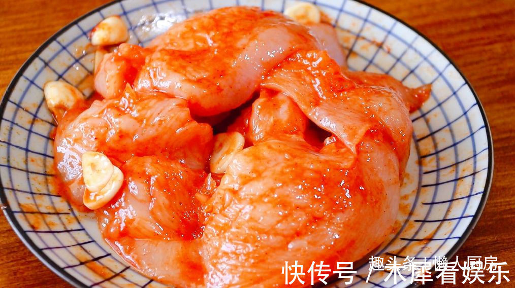 鸡胸肉直接水煮,吃起来肉质柴,教你香煎鸡胸肉的做法,嫩滑多汁