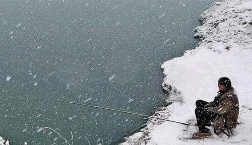 冬季下雪天能钓鱼不？注意这些方式方法，雪再大也能钓到鱼！