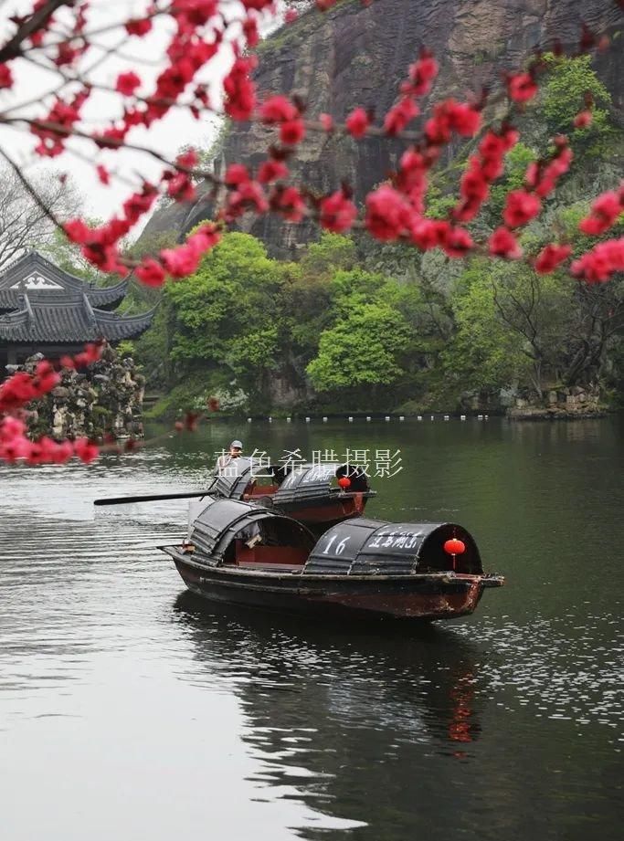 2021年4月，绍兴东湖最美的画面来了，桃红柳绿，小桥乌篷船