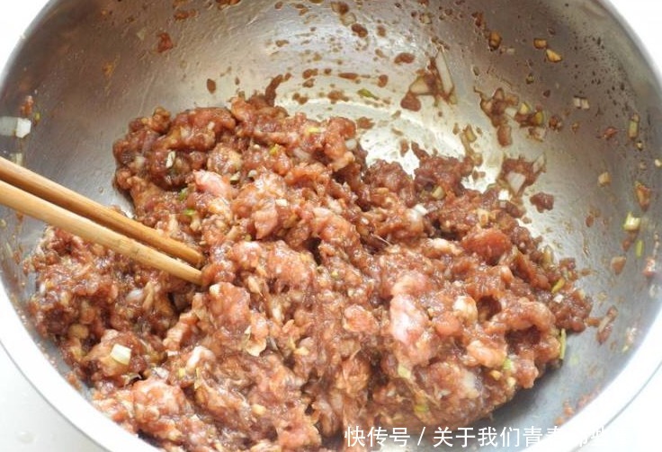 鲜嫩|调肉饺子馅别加料酒！记住“盐水油”3步，咬一口满嘴油，香喷喷