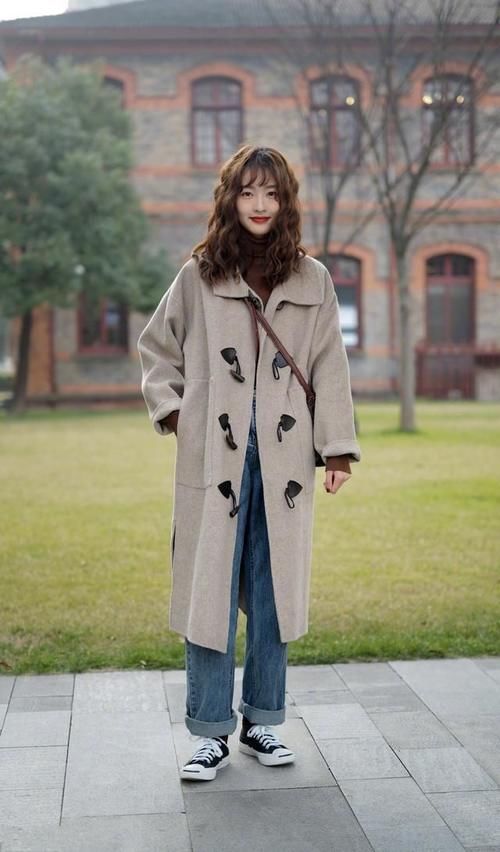 小姐姐卫衣搭配工装裤，时尚又干练