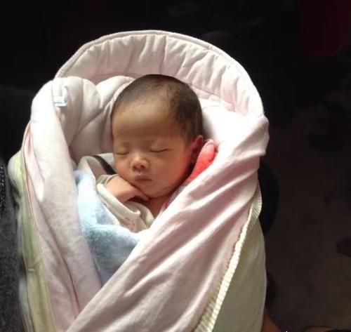 胎儿|怀孕八个月却得知胎儿出生时可能会有某种缺陷但也可能没事,你会赌一把生下他吗?