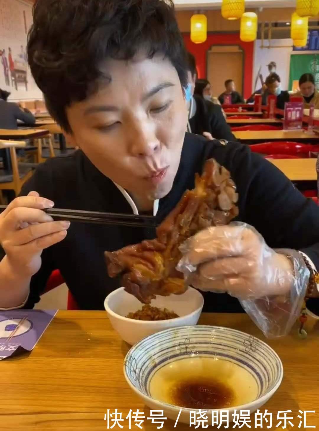 食欲|47岁邓亚萍食欲太好,晚餐啃猪蹄、鸡爪,饭碗如“盆”一般大!